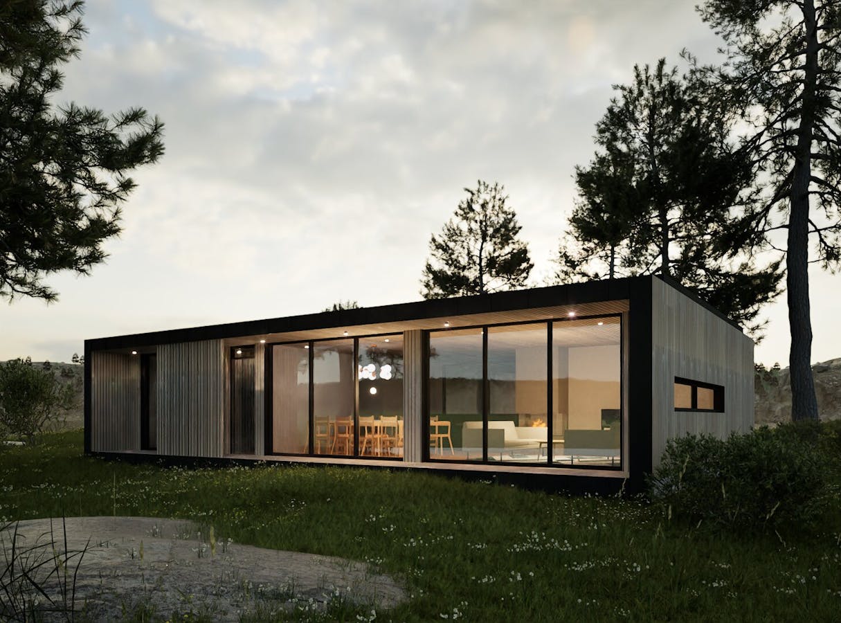 Terrasse til funkishytta omgitt av natur og sitteplass med utsikt