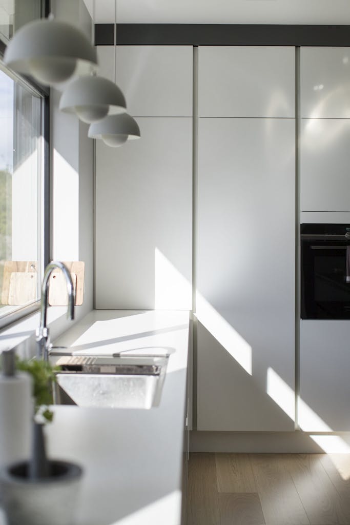 Hvitt kjøkken i et Urbanhus i Haugesund, Sveiven 