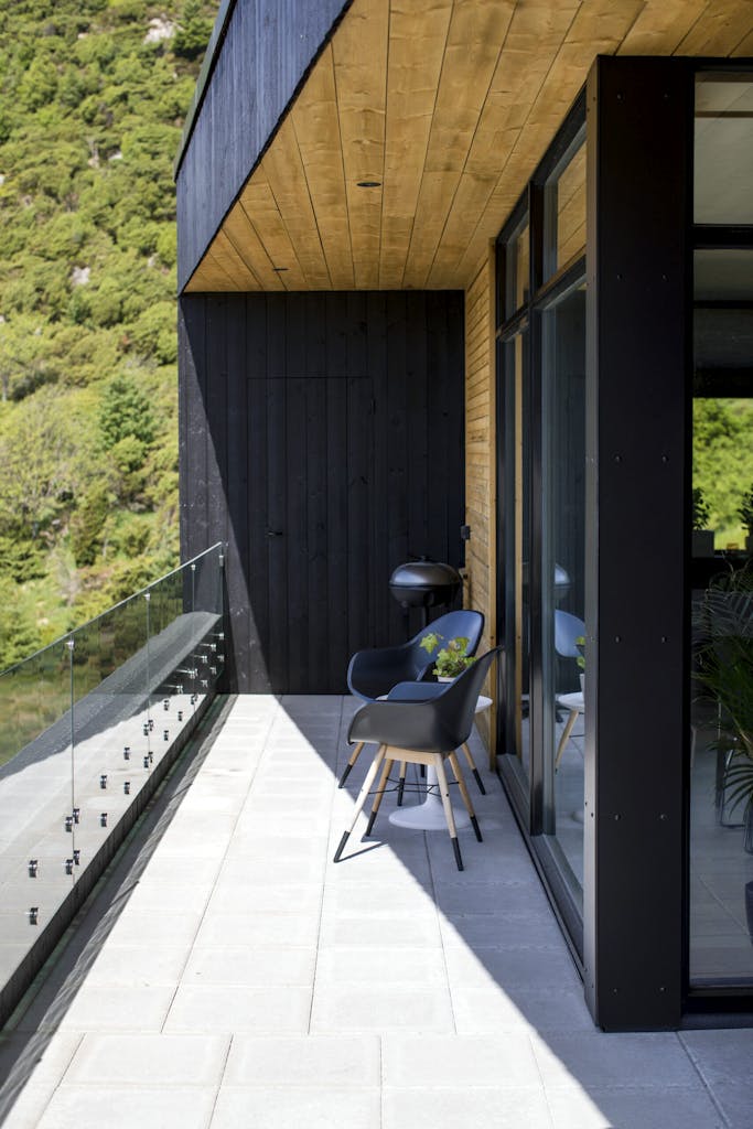 Terrasse med glassrekkverk på et Urbanhus i Haugesnd
