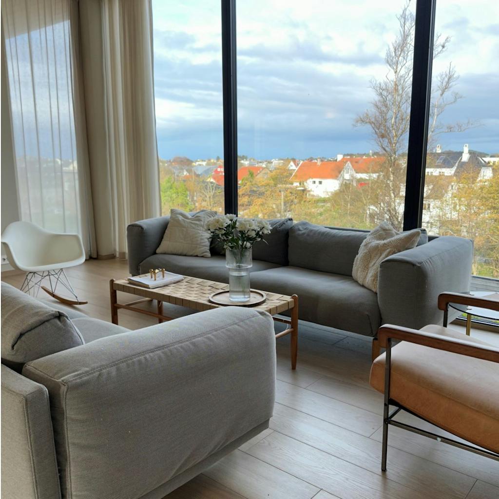 Ny funkisbolig levert av Urbanhus i Haugesund med utsikt. Store vinduer.