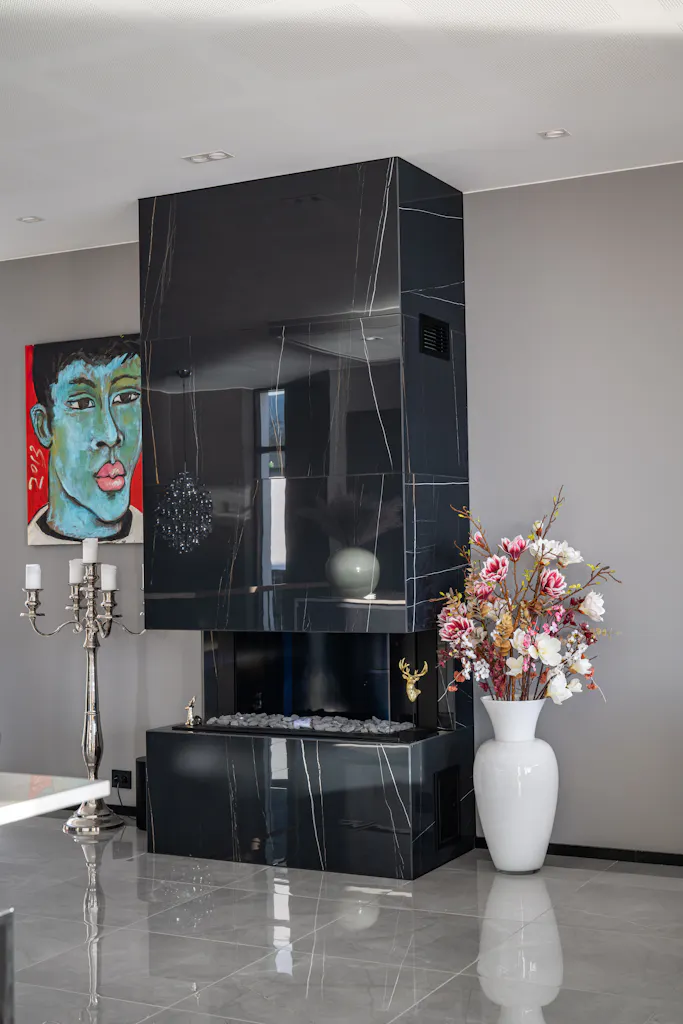 Moderne bolig i Hafrsfjord peis